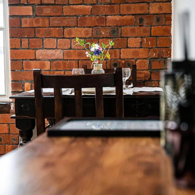 Beautiful 1-Bed Apartment In Grade Listed Warehouse - Victoria Quays, Sheffield City Centre, Free Parking, Pet Friendly, Netflix Bagian luar foto
